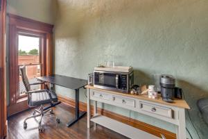 Stylish Private Balcony Downtown Marshall Studio!