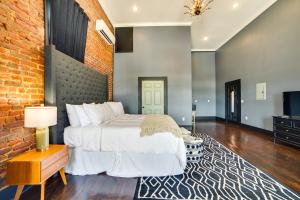 Historic Downtown Location Marshall Studio Escape