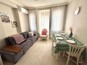 Pink House - Central Location by Seashore, Fiber Internet