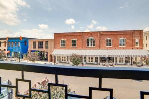 Studio w Private Balcony in Downtown Marshall!