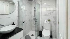 Sunny Seaview Modern apt - pool and beach access