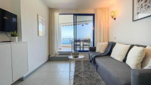 Sunny Seaview Modern apt - pool and beach access