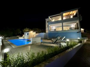 Bay view apartment with pool & sea view