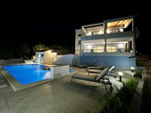 Bay view apartment with pool & sea view