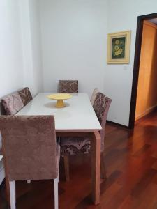 Apto com cozinha e lavanderia