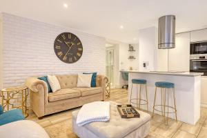 Wanstead Luxe Hideaway - Stunning 2 Bedroom Apartment with Private Terrace & Parking