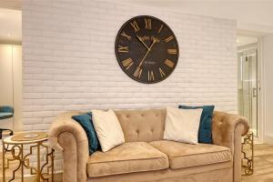 Luxury 2 Bedroom Apartment with Private Terrace & Parking - Wanstead, Escape London in London