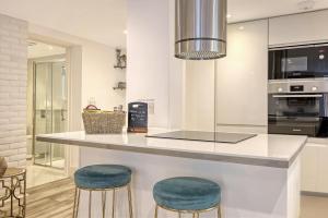 Luxury 2 Bedroom Apartment with Private Terrace & Parking - Wanstead, Escape London in London