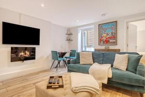 Luxury 2 Bedroom Apartment with Private Terrace & Parking - Wanstead, Escape London in London