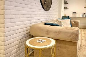 Wanstead Luxe Hideaway - Stunning 2 Bedroom Apartment with Private Terrace & Parking