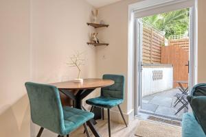 Luxury 2 Bedroom Apartment with Private Terrace & Parking - Wanstead, Escape London in London