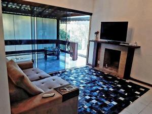 Toca do Dino - casa aconchegante com vista, lareira, piscina e área kids