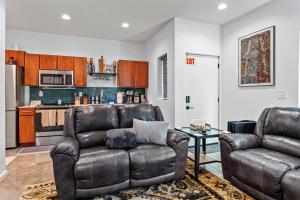 NOOGA ABNB DT. 1 King & 1 Queen bds.