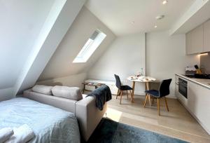 Prime Location! Cozy Stay by Riverside,Tube, Shops