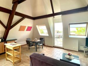 Beautiful Top Floor Apartment with Lake View