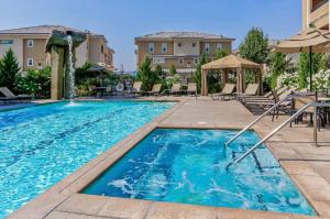 New Luxurious 1BR Apartment Heated Pool Spa & Sauna