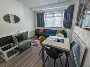 Lovely Apartment With Private Garden & Parking