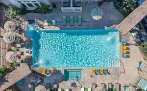 NEW Chic 2BR Stay with Heated Pool Gym & Mini Golf