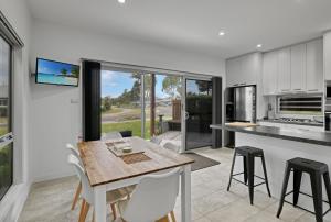 Secret Sanctuary On Seagrass Luxury Coastal Retreat in Jervis Bay