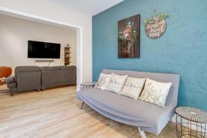 8 Mi to Stuart Beach Home with Pool Access!