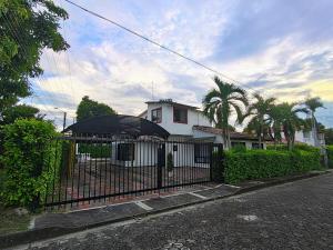 Casa con piscina privada en via flandes espinal