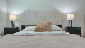 House Near Downtown I Sleeps 15 plus