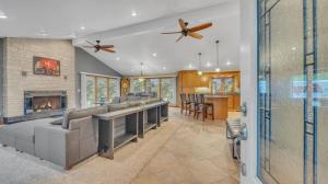 Beautiful private home in the woods BONUS Hot Tub