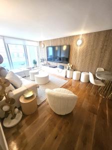 Stylish Beachside Apartment in The Pacific Residences Located Opposite Bondi Beach