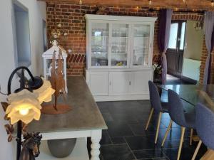 Maisons de vacances Gite Typique des Flandres, 9 Couchages, Grand Jardin, Cheminee, Activites Proches - FR-1-510-16 : photos des chambres
