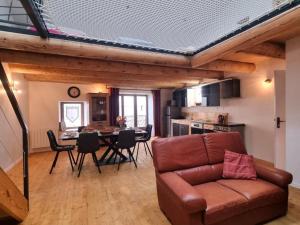 Maisons de vacances Gite spacieux a Sauvain avec garage et vues historiques - FR-1-496-353 : photos des chambres