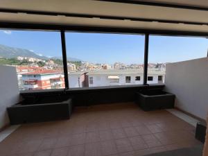Studio With Mountain & City View 6