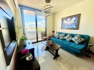 Dpto de lujo en Equipetrol, con piscina