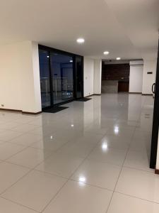 Dpto de lujo en Equipetrol, con piscina