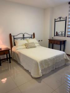 En Equipetrol, dpto de lujo, 2 plazas