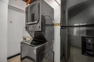 Urban 5th floor Living with AC unit 3Bed3bth no elevator 5 guests max