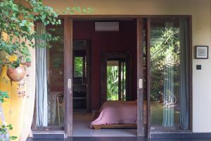 Tropical Escape 2min Walk to Beach and Private Pool