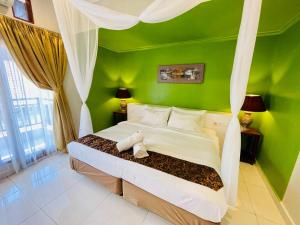 Spacious 3 Bedroom Villa, Sleeps 12, Resort Style Pool, Families and Groups, Private Kitchen, Restaurant with Room Service and Catering, Near Seminyak Beach