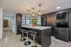 Urban 3rd floor Condo 3bed3bath 6guest max no elevator