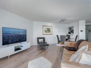 Coastal Duet - min 3-Day Stay Breathtaking Views with Work Desk by Victoria Prime!