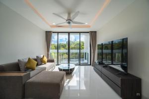 Modern Minimalist 6 Bedroom Light Luxury Villa Private Pool Golf Course Laguna Park