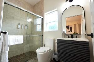 Villa Fiorō -Bold Luxury 2BR - River & Coastal Vibe