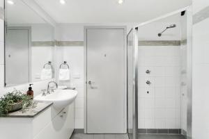 Chatswood charm - Convenience meets poolside views - HELP7