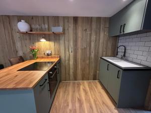 Cornish wooden cabin & wood fired hot tub