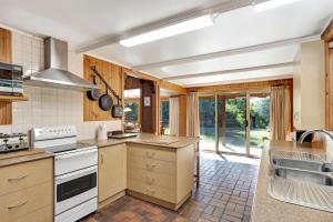 Warrina - Overlooks Ovens River and five minute walktown