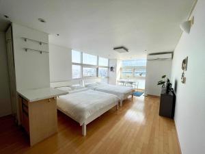 Modern and Spacious, Hongdae Stn 1mn