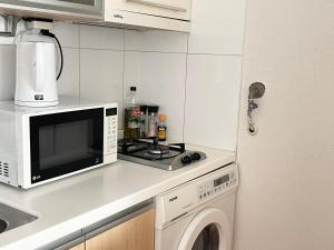 Modern and Spacious, Hongdae Stn 1mn