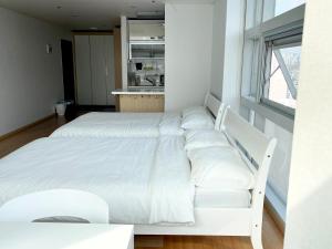 Modern and Spacious, Hongdae Stn 1mn