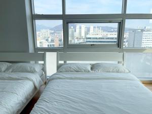 Modern and Spacious, Hongdae Stn 1mn