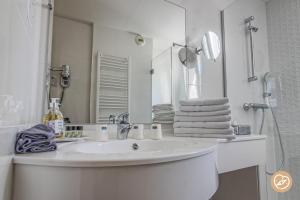 Hotels Hotel Les Restanques De Moustiers : Chambre Familiale (2 Adultes et 2 Enfants)