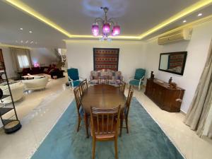 فيلا منفصله بحمام سباحه فى مدينتى